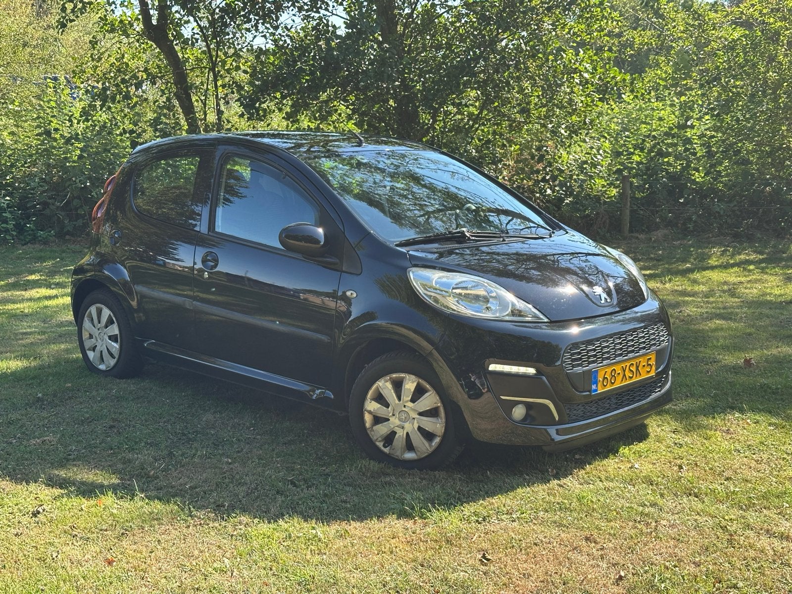 Peugeot 107 1.0 12V 5DR 2012 Zwart met airco, Voorwielaandrijving, 4 stoelen, Origineel Nederlands, Handgeschakeld