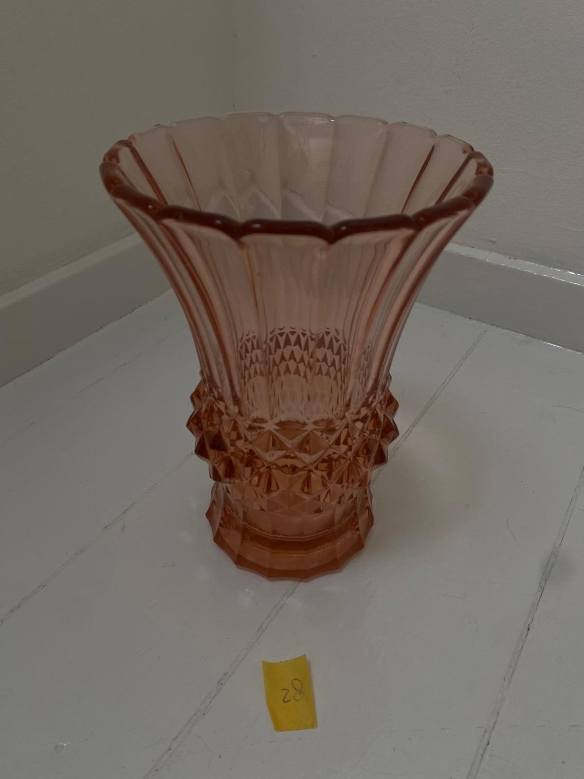 Roze glazen vaas met reliëfpatroon, Ophalen of Verzenden