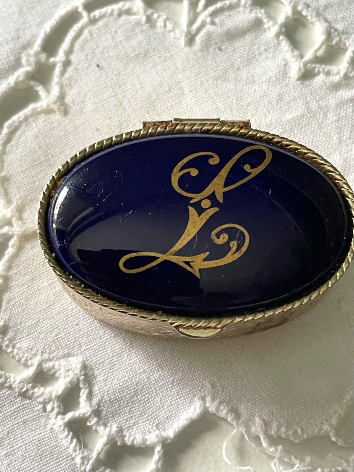 Vintage Pillendoosje met Initiaal 'L' - Elegant en Compact, Ophalen of Verzenden