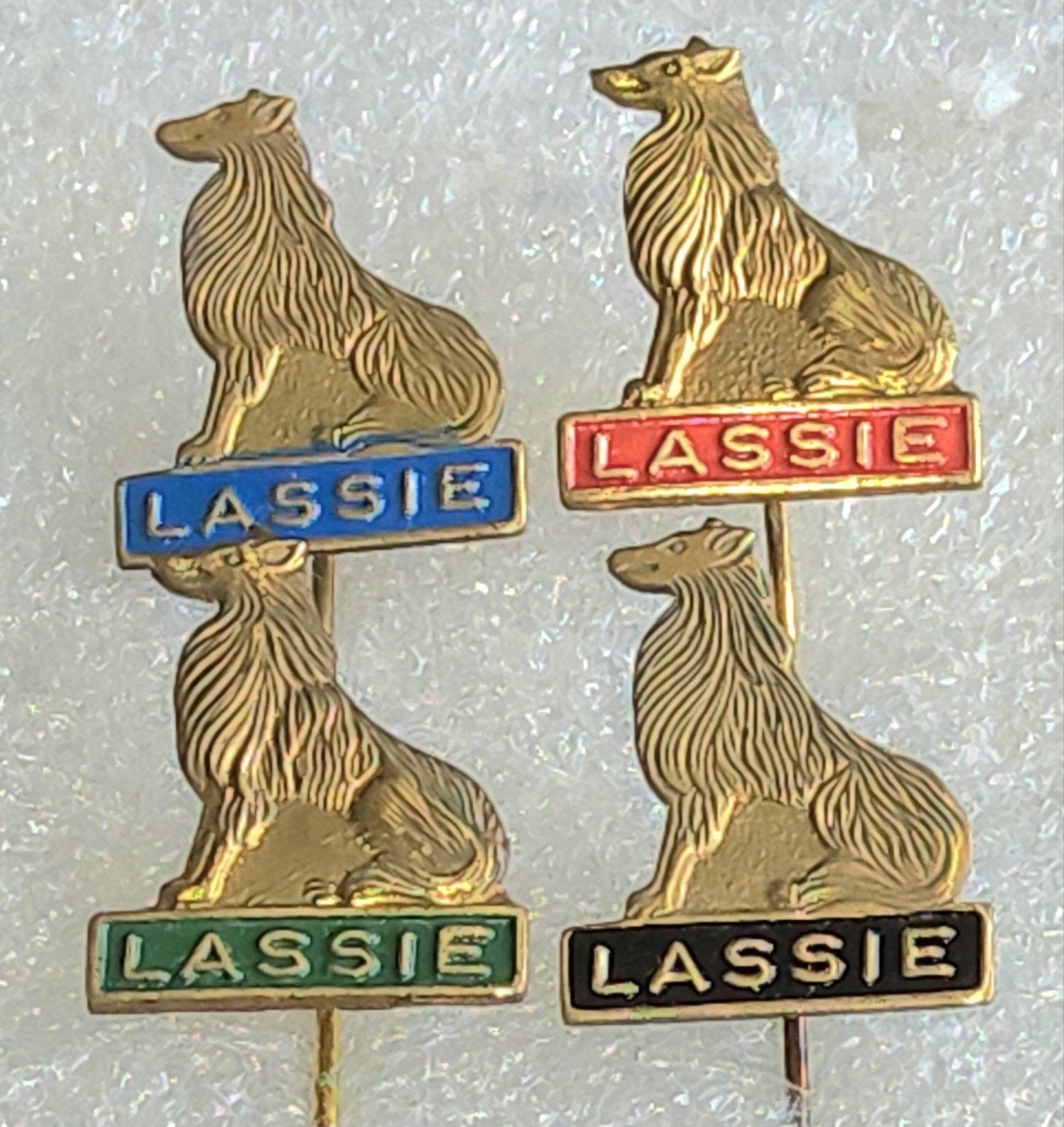 4 Speldjes Lassie Hond, Ophalen of Verzenden, Gebruikt, Overige onderwerpen, Speldje of Pin