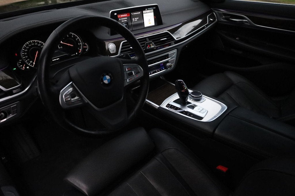 BMW 7-serie 740i High Executive Aut. | Adaptief | Luchtverin, Automaat, Achterwielaandrijving, Gebruikt, 1700 kg