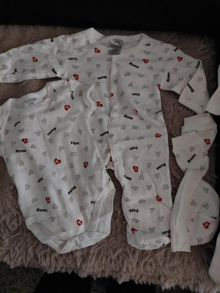 Babypakje en romper setje 'Mama Papa' 6-9M, Kinderen en Baby's, Babykleding | Overige, Ophalen of Verzenden, Nieuw, Onbekend, Jongetje of Meisje
