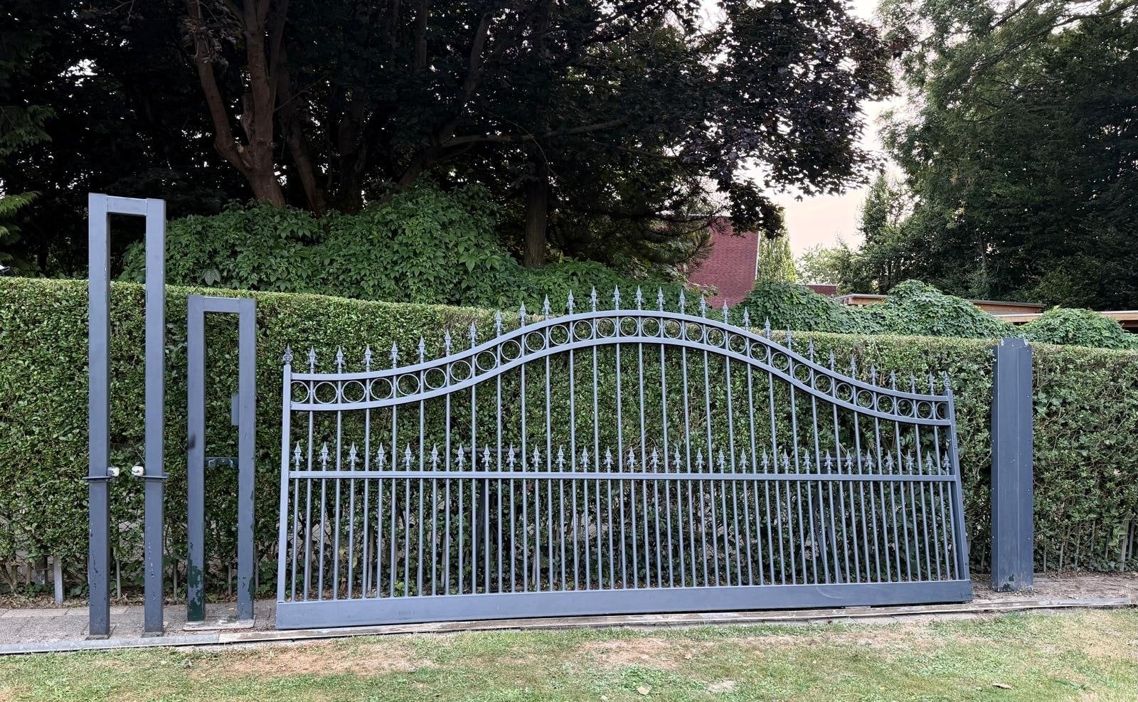 Klassieke stalen schuifpoort met toebehoren en slot, Ophalen, Gebruikt, Staal, 200 cm of meer