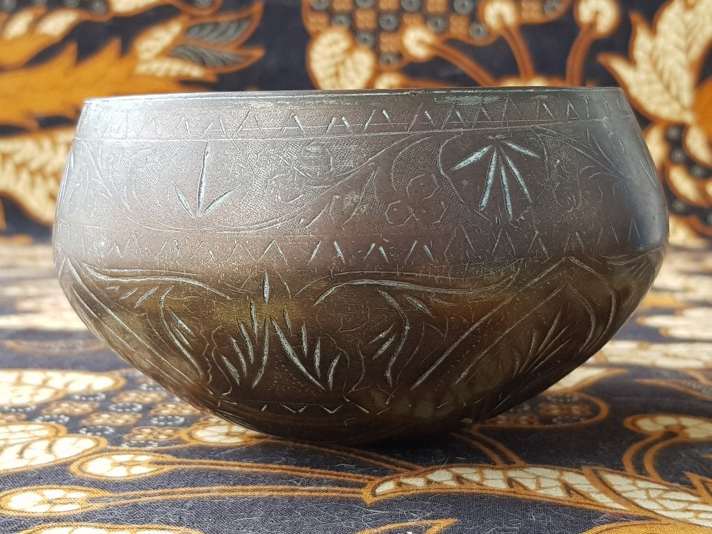 Mooie zware antieke Oosterse kom van brons 12,5 cm., Antiek en Kunst, Antiek | Koper en Brons, Ophalen of Verzenden, Brons