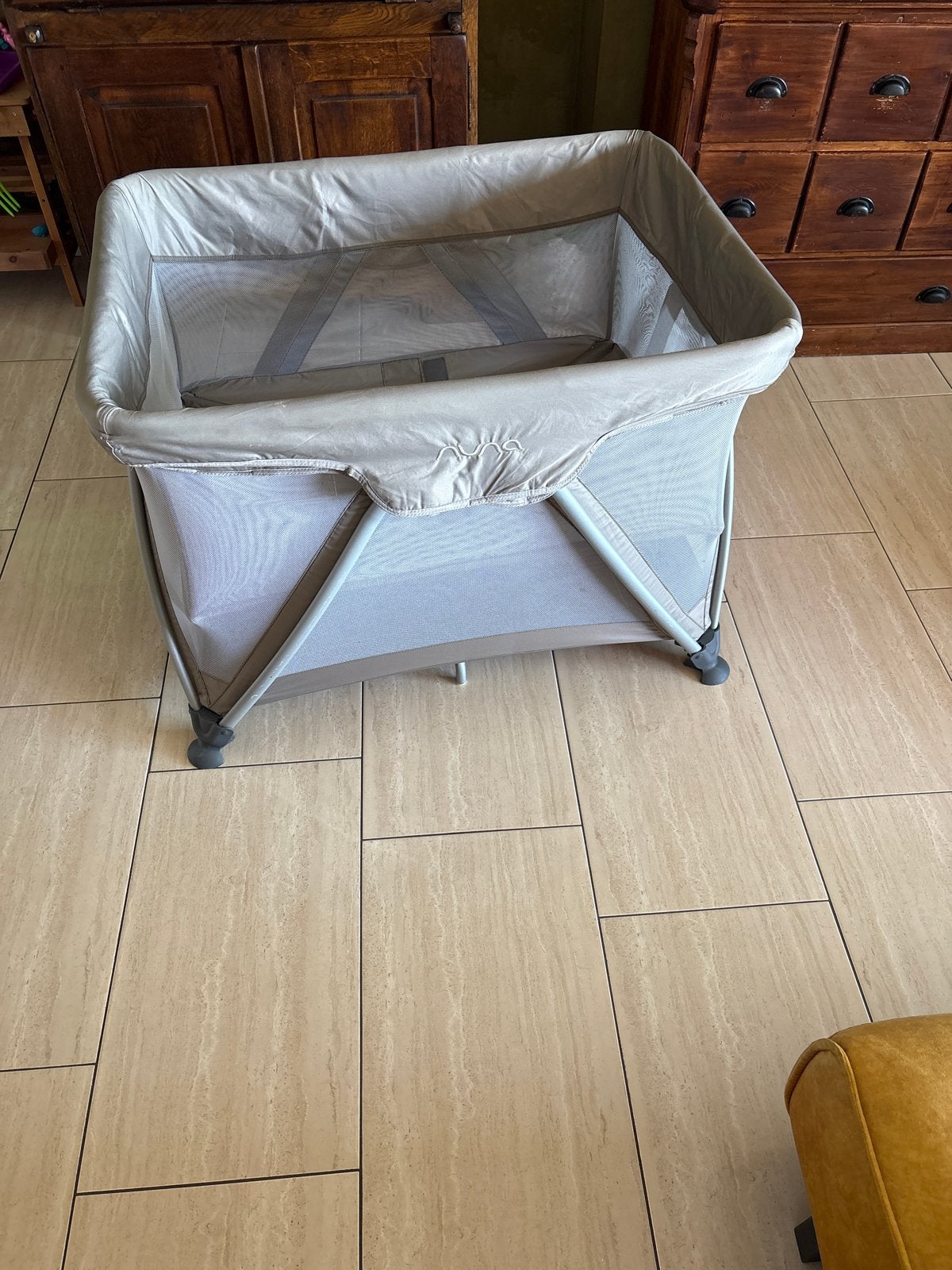 Compact en stevig reisbedje/box nuna sena campingbed, Ophalen, Gebruikt, Rechthoekig, Wieltjes