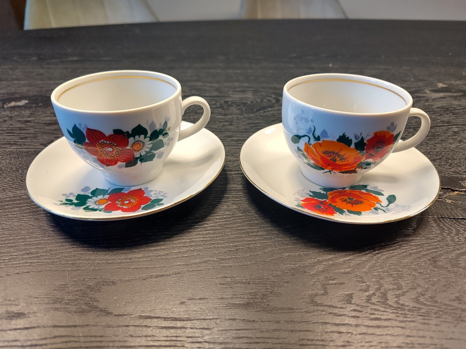 Set van 2 vintage kopjes en schotels met bloemmotief, Ophalen of Verzenden
