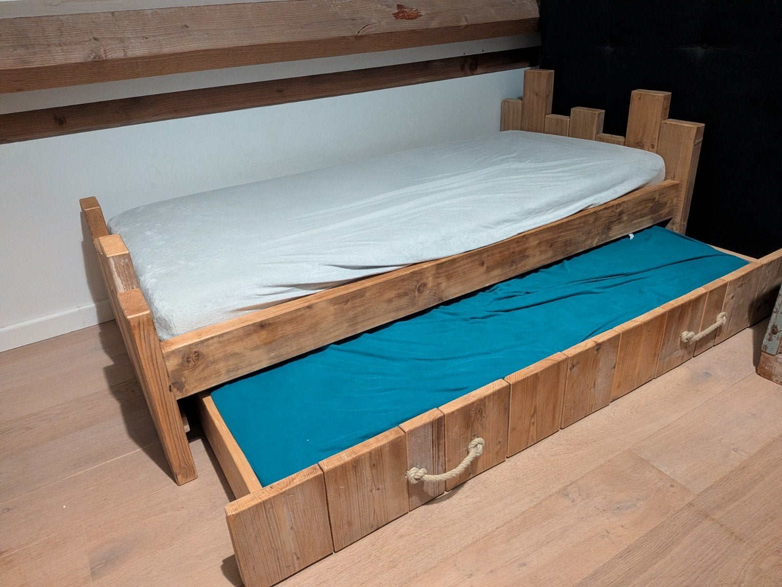 Steigerhouten bed met uitschuifbaar logeerbed, Ophalen, 90 cm, Eenpersoons, Steigerhout
