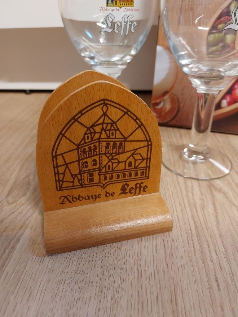 Leffe glazen, borrelplank en viltjes houder, Verzamelen, Glas en Borrelglaasjes, Ophalen of Verzenden, Borrel- of Shotglas