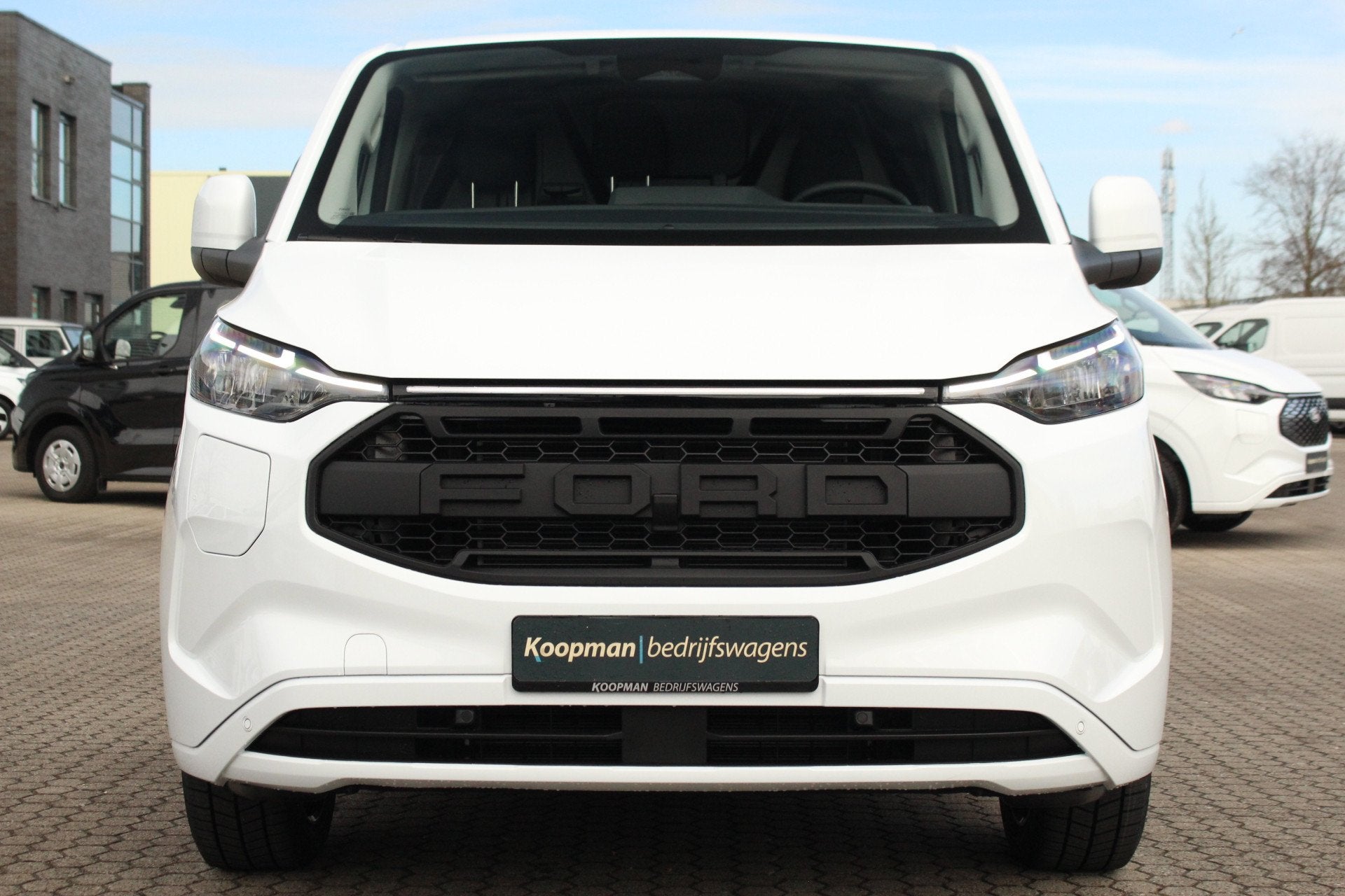 Ford E-Transit Custom 340 L2H1 Limited | 65kWh | 160kW/218pk, Auto's, Bestelauto's, Automaat, Achterwielaandrijving, Wit, Onderhoudsboekje