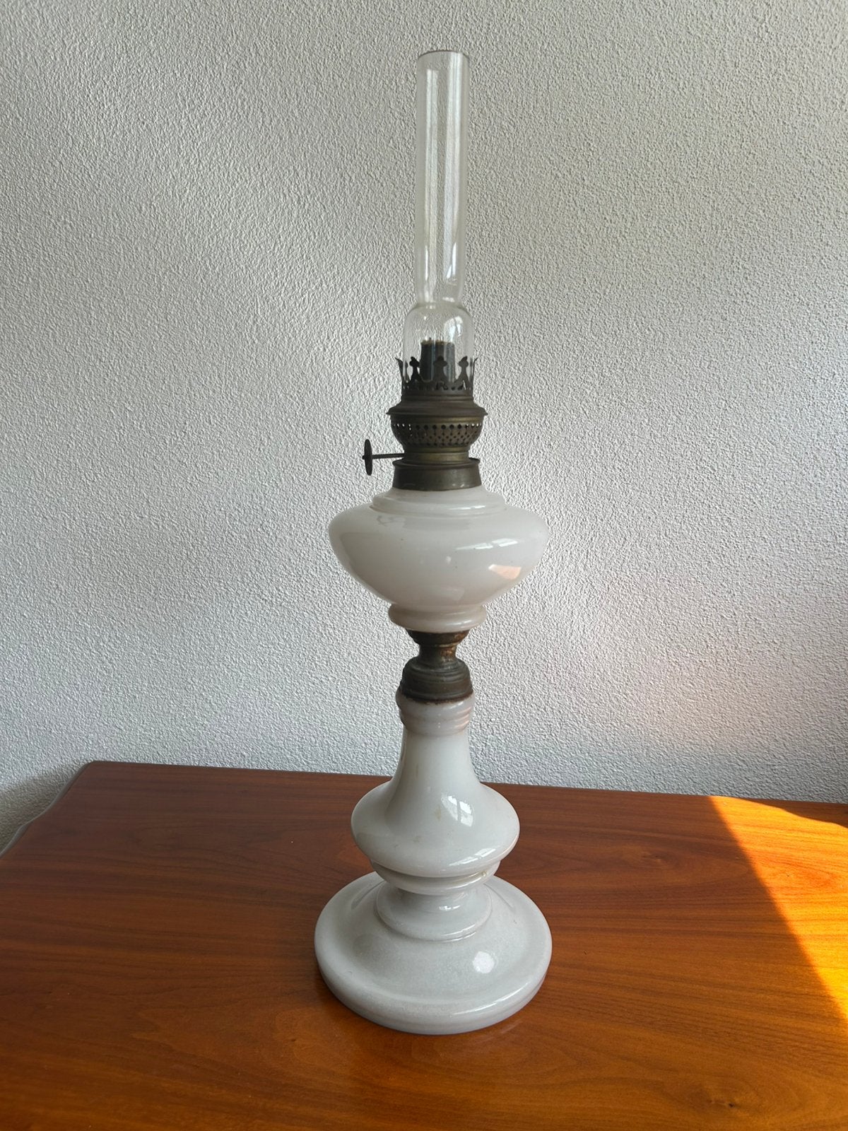 antieke petroleumlamp wit opaline / melkglas, Ophalen
