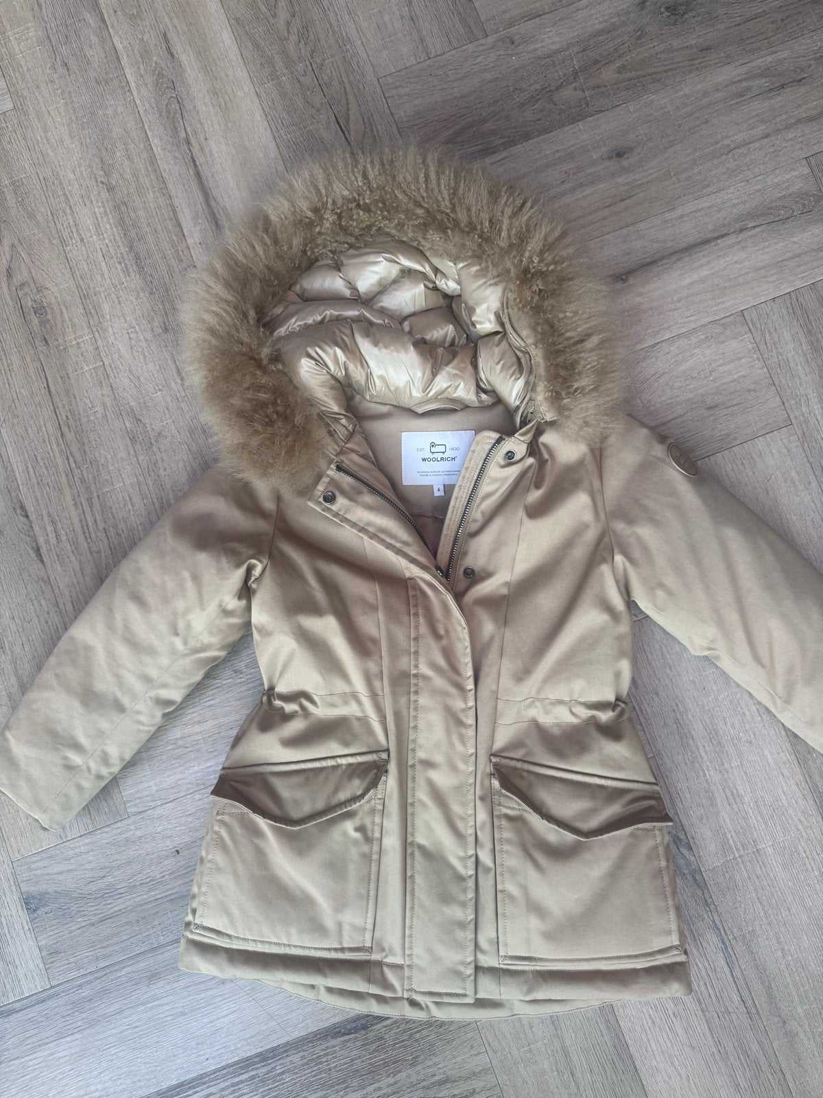 Woolrich Winterjas Maat 6 - Camel - Nieuwstaat, Verzenden, Nieuw, Meisje, Jas