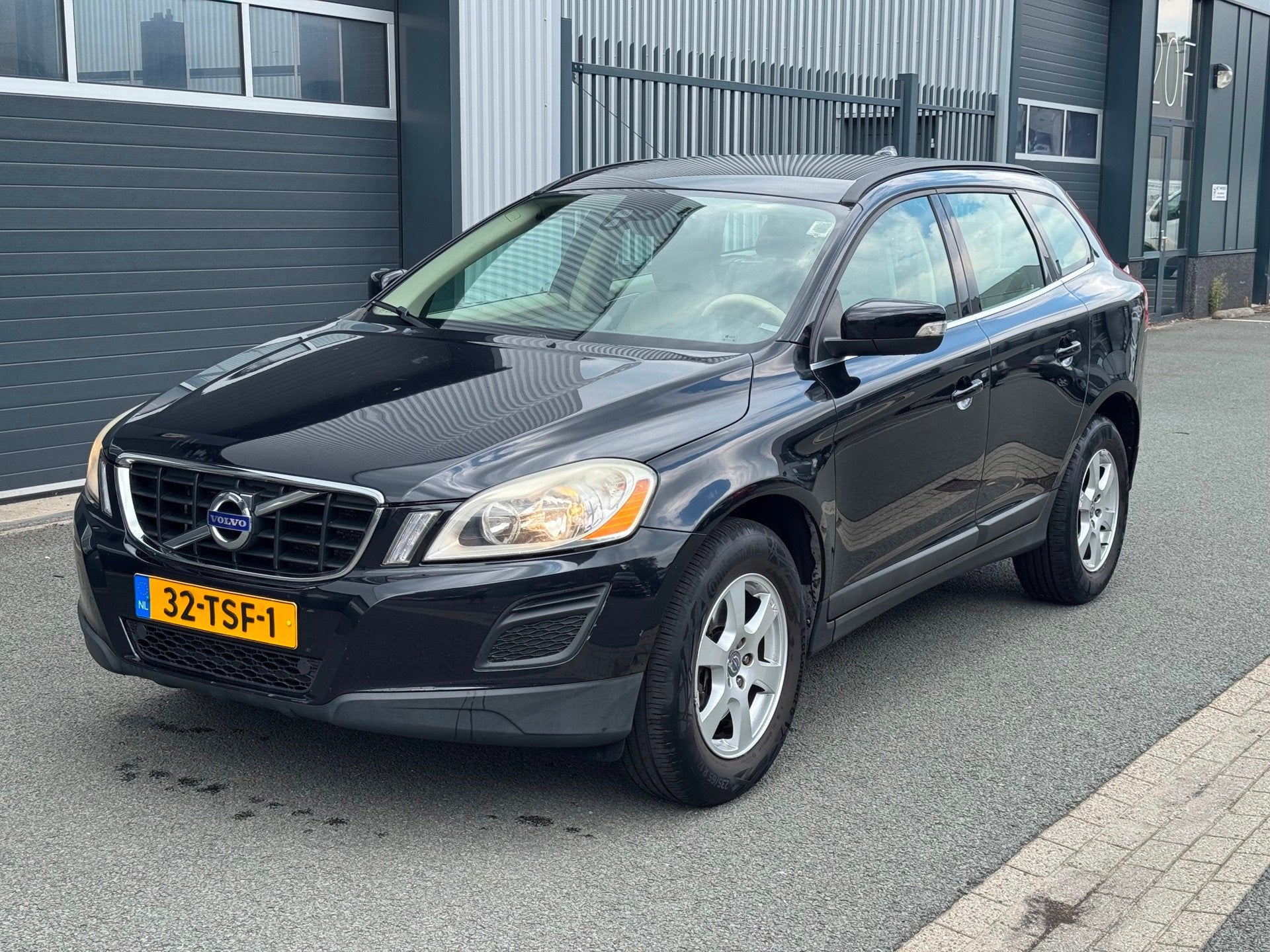 Volvo XC60 2.0 D3 Momentum, Voorwielaandrijving, Euro 5, Stof, Gebruikt