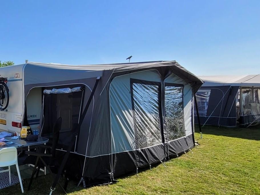 Caravan Adria Unica 2003, Bovag, luifel en voortent nieuw., Frans bed, Treinzit, 750 - 1000 kg, Particulier