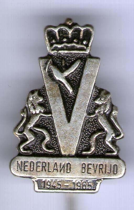 Nederland Bevrijd 1045 - 1965 zilverkl speldje ( U_519a ), Verzenden, Zo goed als nieuw, Stad of Land, Speldje of Pin