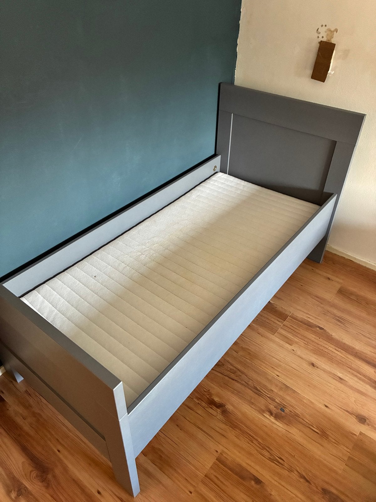 WOOOD kinderbed 140x70 cm - Antiekblauw, Ophalen, 85 tot 100 cm, Zo goed als nieuw, Lattenbodem