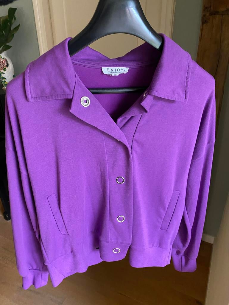 Comfy paars jasje Enjoy XL (44/46) met drukknopen z.g.a.n., Kleding | Dames, Verzenden, Paars, Maat 46/48 (XL) of groter, Zo goed als nieuw