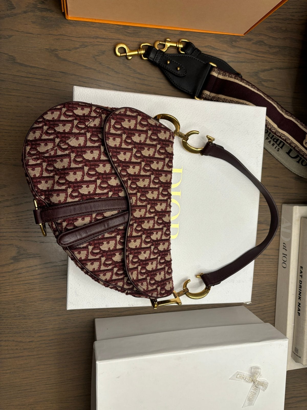 Dior Burgundy Saddle Bag met Strap - Collectors Item, Sieraden, Tassen en Uiterlijk, Tassen | Damestassen, Gebruikt, Schoudertasje