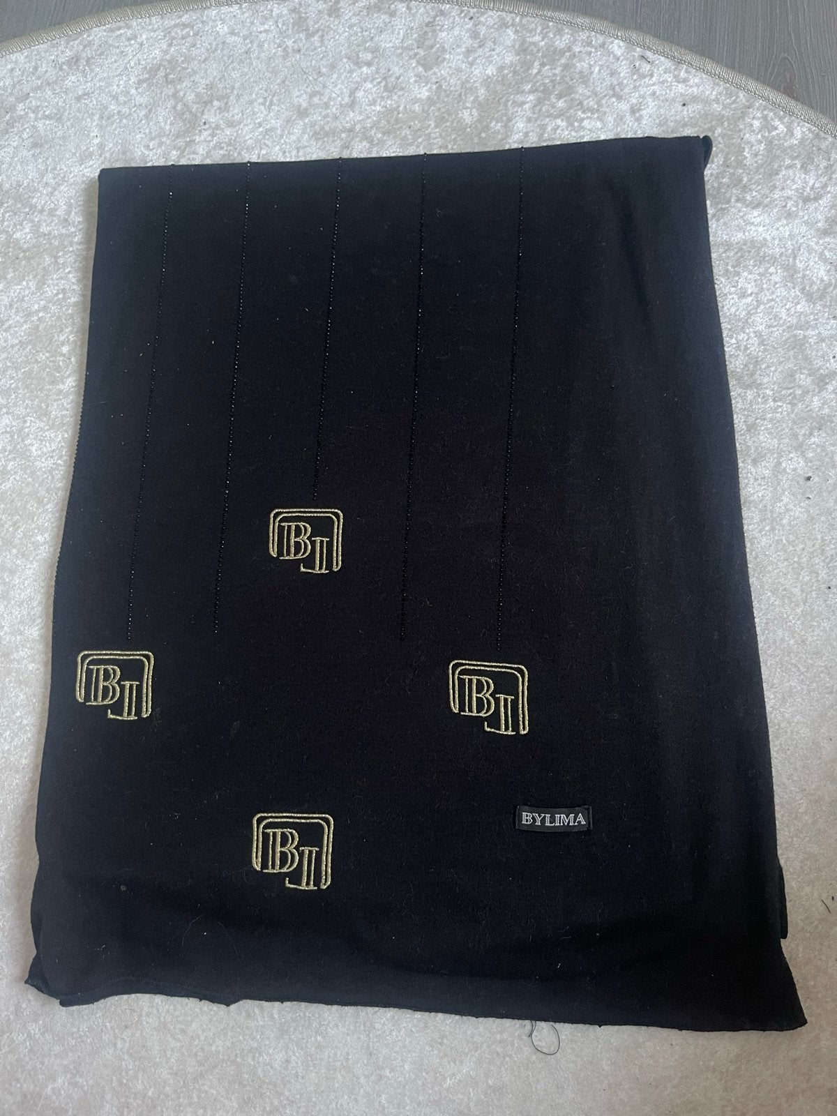 Bylima hoofddoek - Zwart met gouden logo's, Ophalen of Verzenden, Zo goed als nieuw