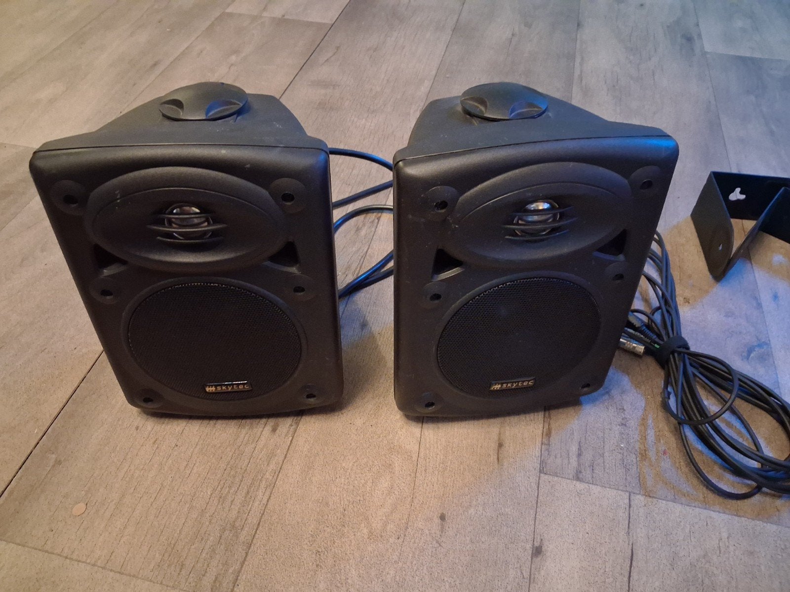 Skytec speakers met muurbeugels en kabels, Audio, Tv en Foto, Luidsprekers, Overige merken, Ophalen of Verzenden, Minder dan 60 watt