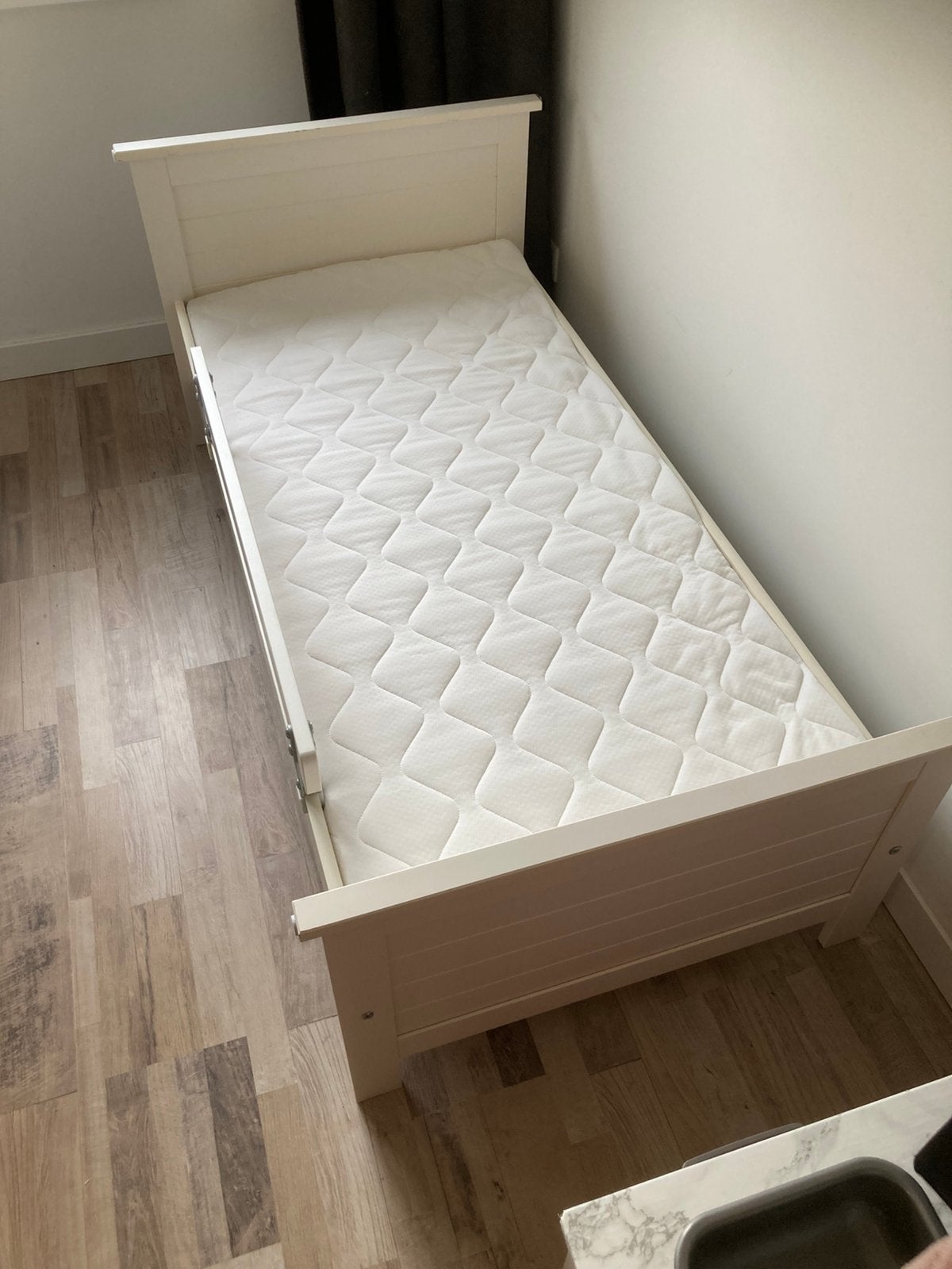 Peuterbed 70 x 150 inclusief matras en bedhekje, Ophalen, 70 tot 85 cm, 140 tot 160 cm, Zo goed als nieuw