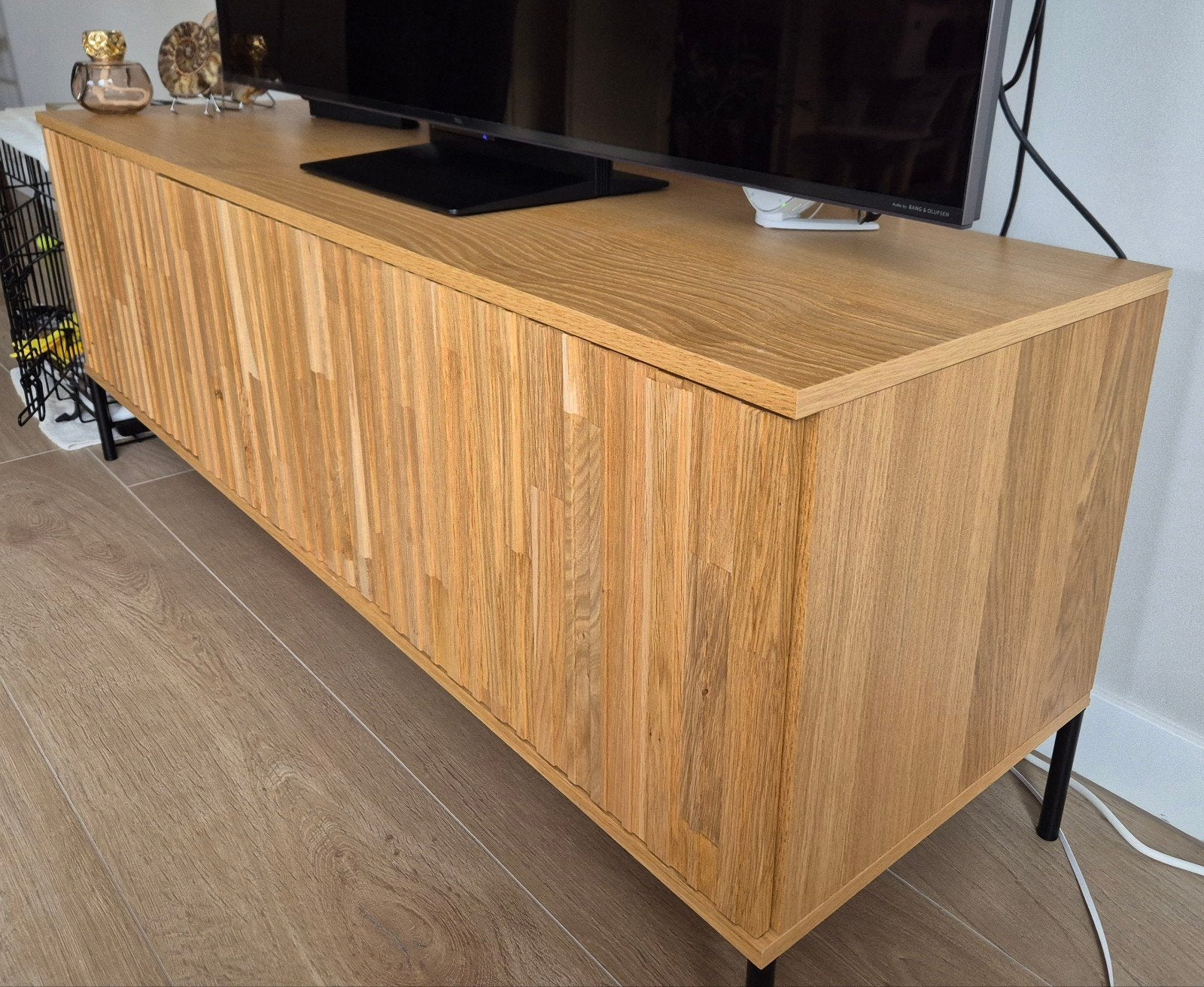 Tv meubel woood new gravure, Huis en Inrichting, Kasten | Televisiemeubels, Ophalen, 100 tot 150 cm, Modern, Scandinavisch, Zo goed als nieuw