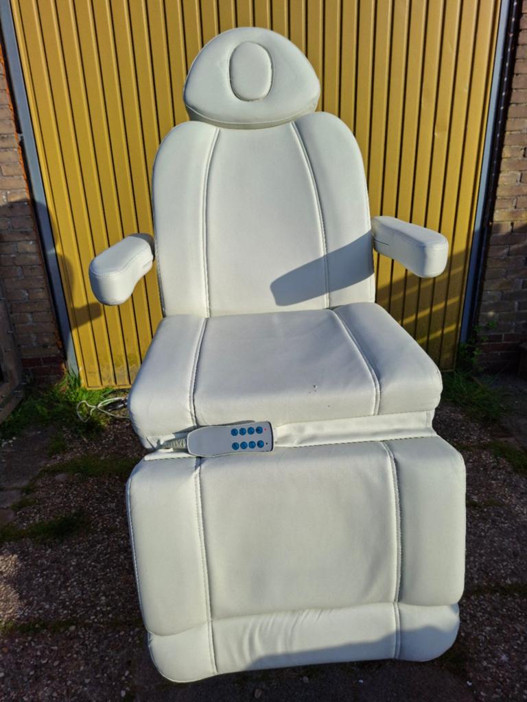 Witte massage- of behandelstoel met 4 motoren., Huis en Inrichting, Stoelen, Ophalen, Gebruikt, Wit, Modern, Professioneel, Comfortabel