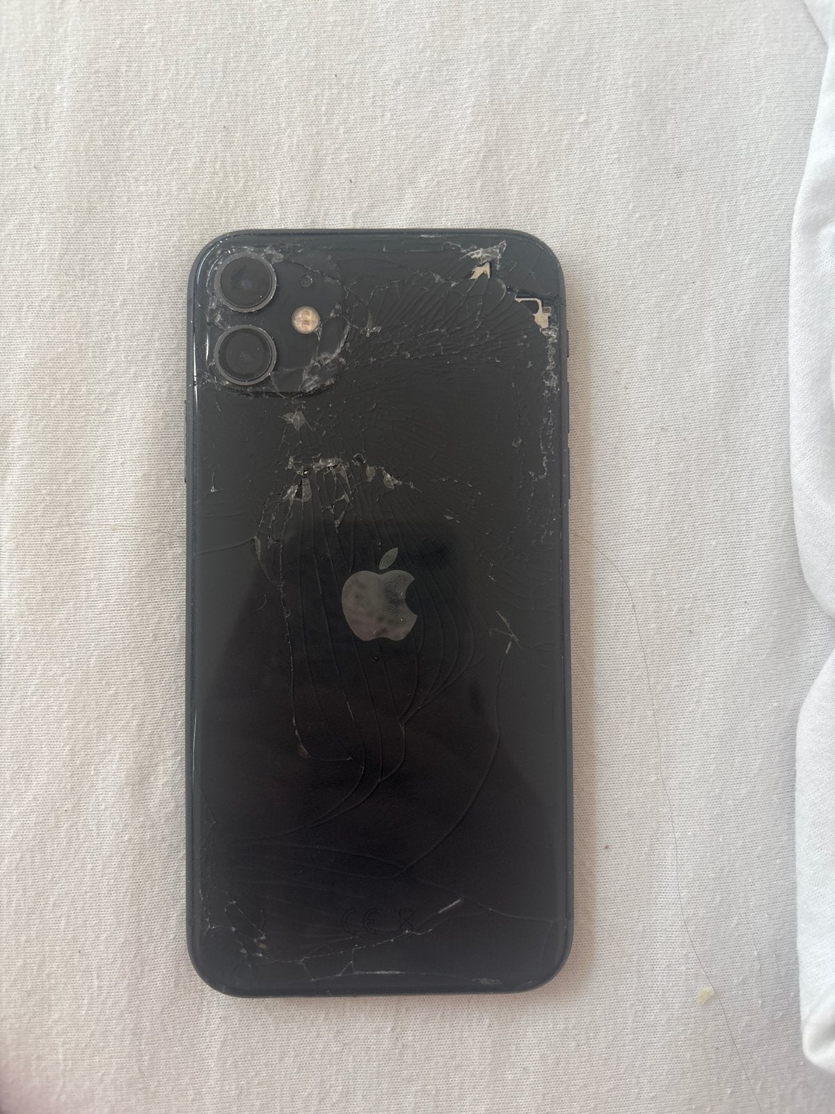 iPhone 11 Zwart - Achterkant beschadigd, Telecommunicatie, Mobiele telefoons | Apple iPhone, Niet werkend, 64 GB, Zonder abonnement