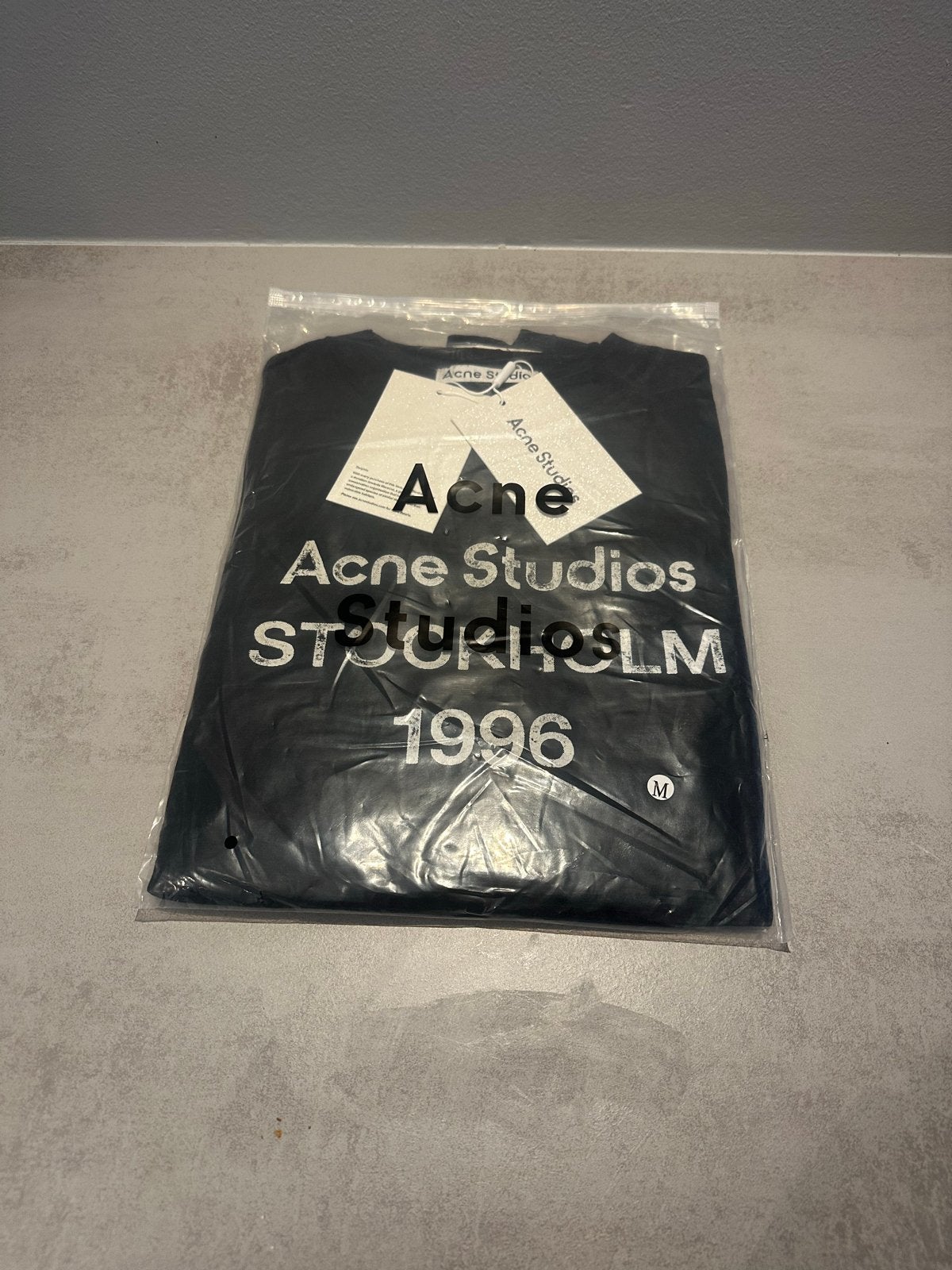 Acne Studios Stockholm 1996 T-shirt Zwart Maat M, Ophalen of Verzenden, Nieuw, Maat 48/50 (M), Zwart