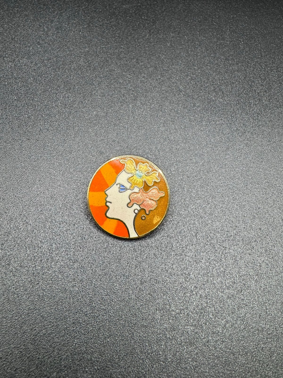 Vintage Emaille Broche Vrouw Profiel, Overige materialen, Gebruikt, Minder dan 4 cm, Oranje