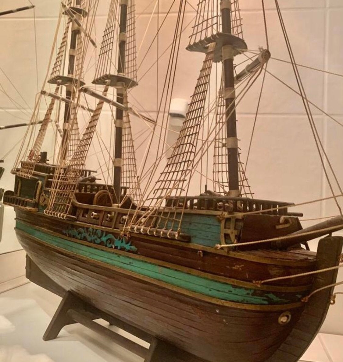 Scheepsmodel Antiek 90x85x25 50 jr in de familie Lees onder?, Hobby en Vrije tijd, Ophalen, Zo goed als nieuw