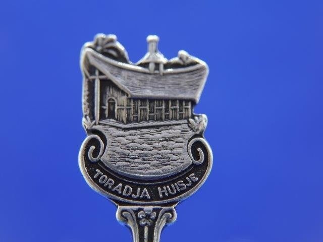 Lepeltje: Toradja huisje, Verzenden