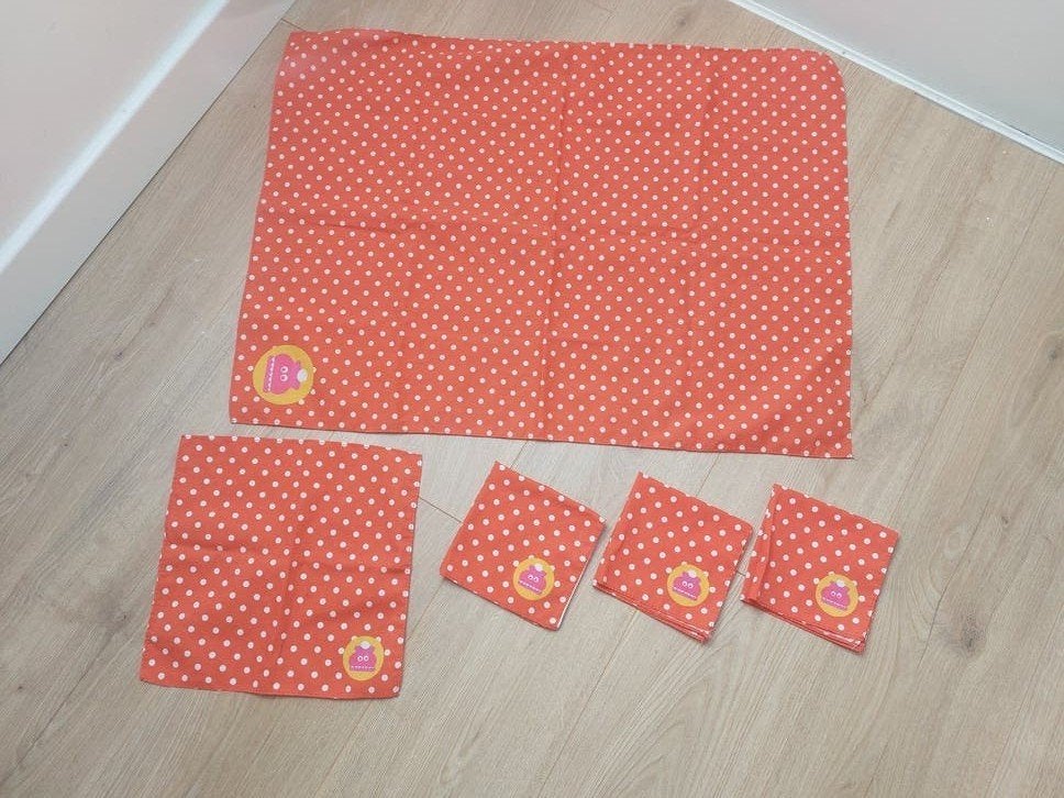 Hema tafelkleed en 4 servetten voor de poppenhoek, Kinderen en Baby's, Ophalen of Verzenden, Zo goed als nieuw, Overige typen