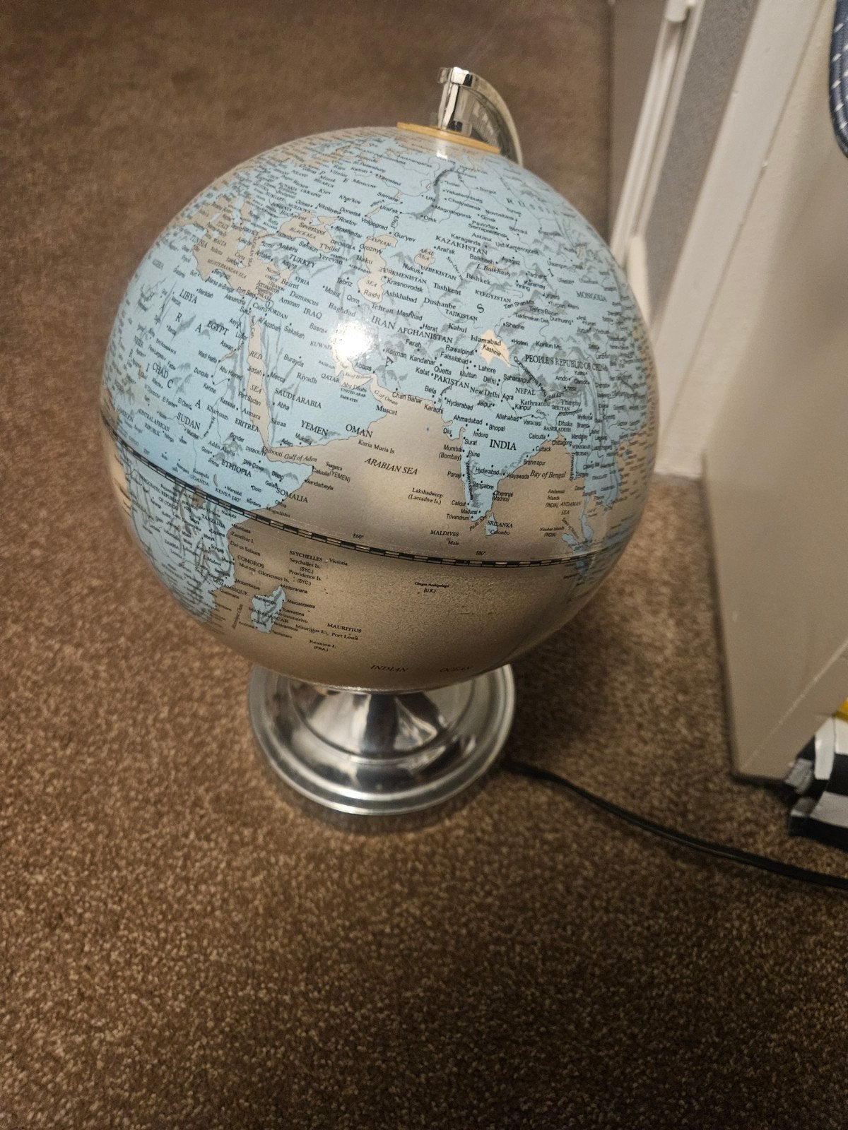 Wereldbol lamp met touchfunctie, Ophalen of Verzenden, Zo goed als nieuw, Meerkleurig, Kunststof