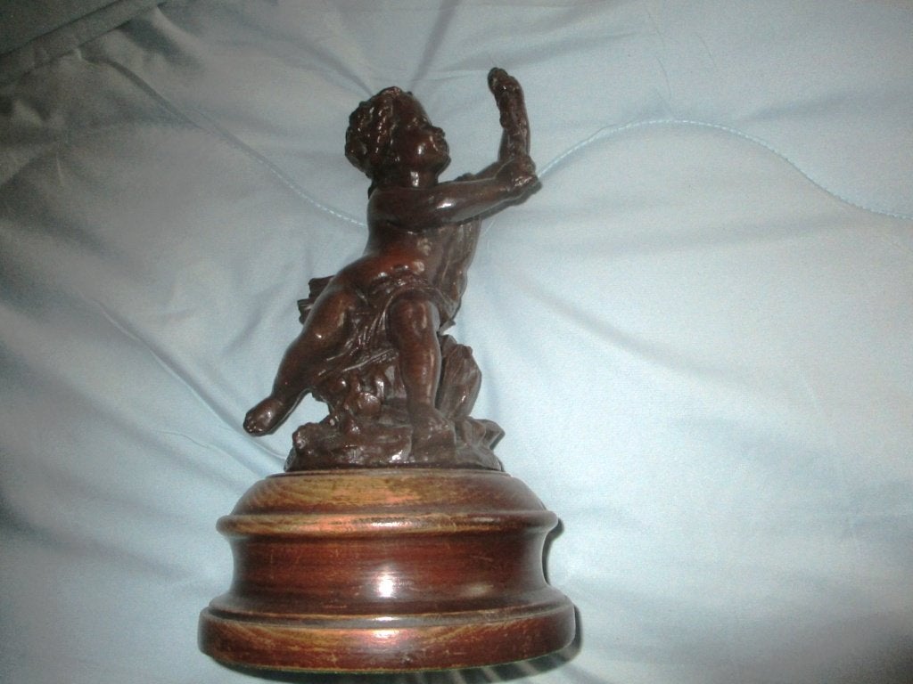 Een Antieke Engel op houten voet hoog 26 cm ., Ophalen of Verzenden