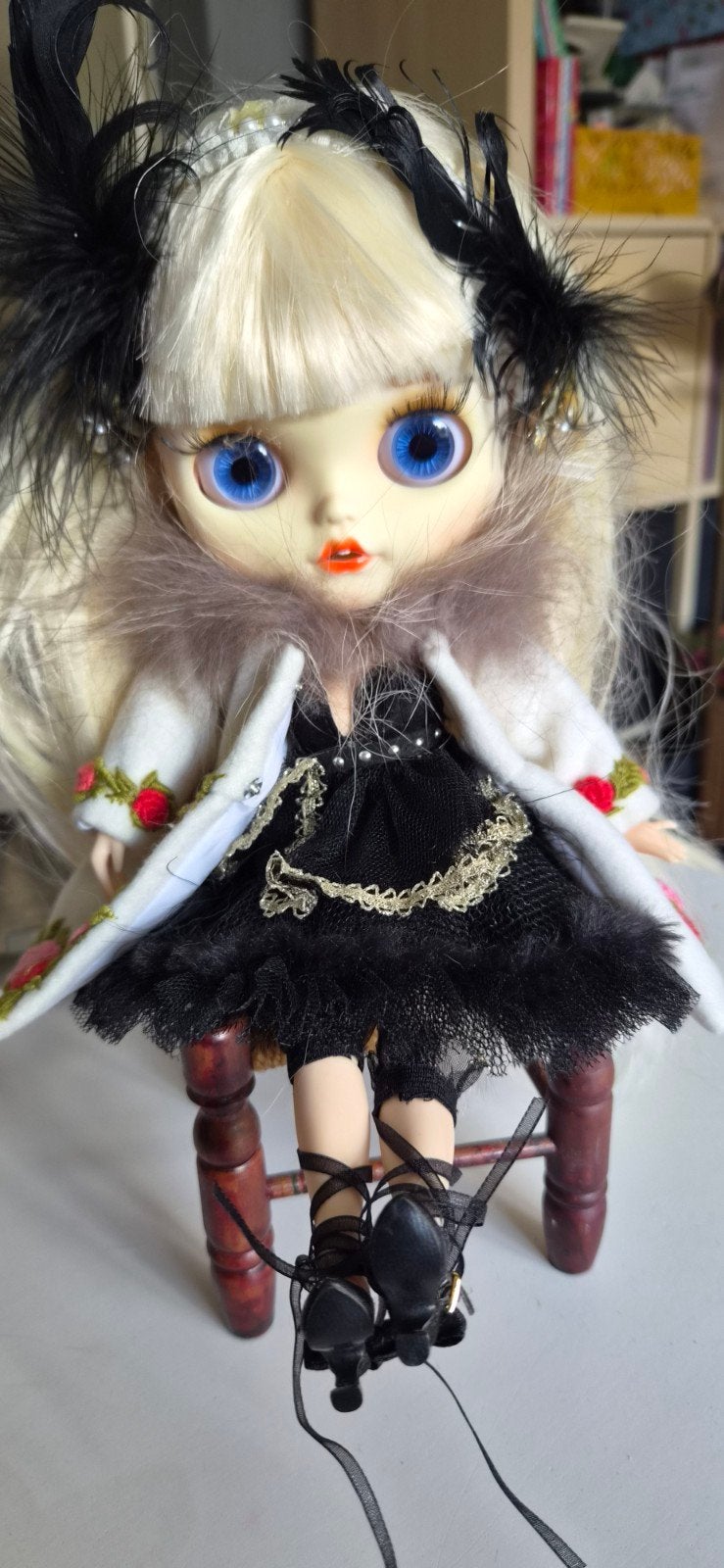Blythe pop met kleding en accessoires (stoeltje niet incl.), Verzamelen, Poppen, Ophalen of Verzenden, Zo goed als nieuw, Pop