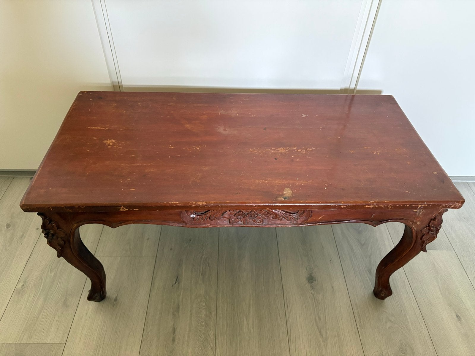 Hardhouten salontafel met sierlijk houtsnijwerk, Ophalen, Gebruikt, 100 tot 150 cm, 50 tot 100 cm