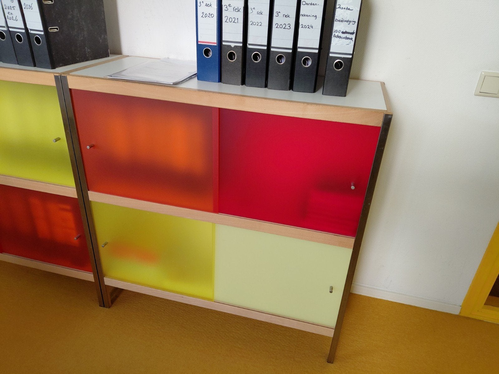 2 Leuke Kasten met Gekleurde Schuifdeurtjes, Ophalen