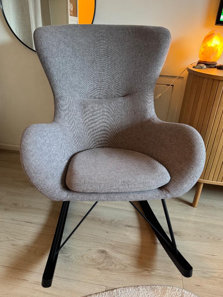 Design schommelstoel Kave Home Vania grijs, Huis en Inrichting, Fauteuils, Ophalen, Zo goed als nieuw, 75 tot 100 cm, Stof