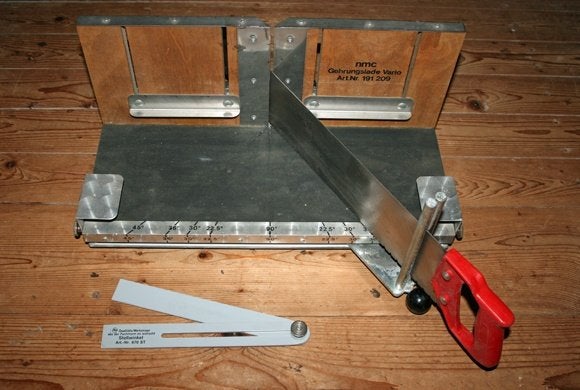 Verstekzaag voor plafondlijsten van polystyreen en kunststof, Antiek en Kunst, Antiek | Gereedschap en Instrumenten, Ophalen of Verzenden
