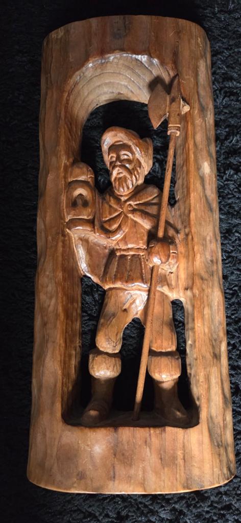 Houtsnijwerk van man met lantaarn en staf, 44x19 cm, Houtsnijwerk, Ophalen of Verzenden, Handgemaakt, 20 - 50 cm