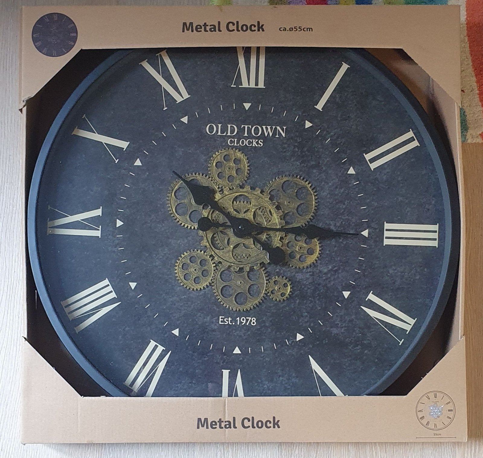 Grote metalen wandklok 'Old Town Clocks' - ca. 55cm., Ophalen of Verzenden, Nieuw, Analoog, Wandklok