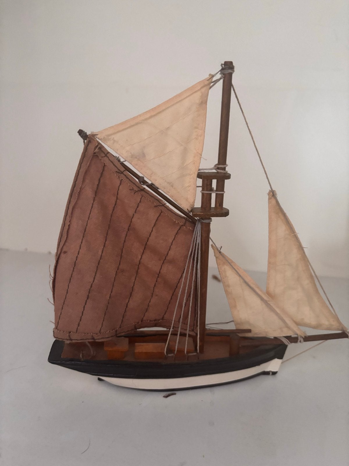 Decoratief Zeilboot Model - Houten Schip met Stoffen Zeilen, Hobby en Vrije tijd, Modelbouw | Boten en Schepen, Ophalen of Verzenden