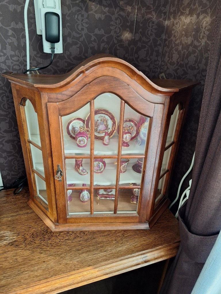 Houten vitrinekastje met authentieke beeldjes, Ophalen
