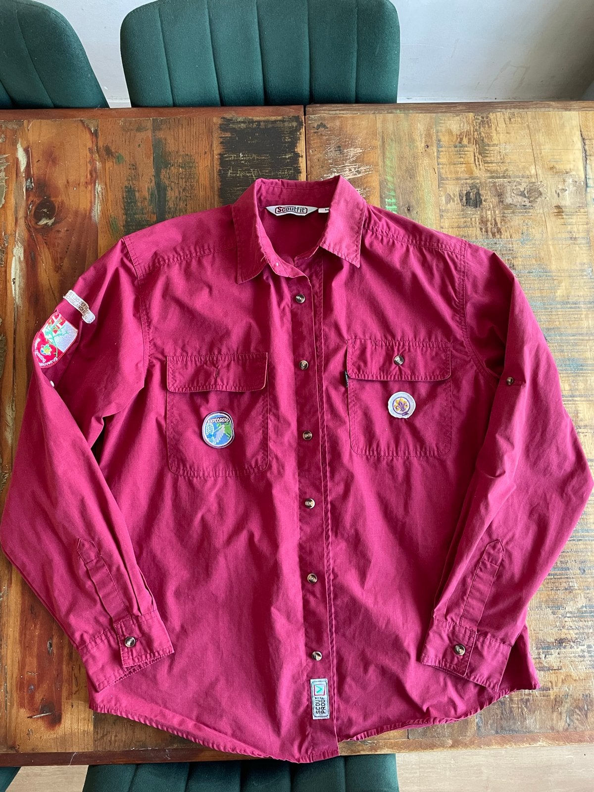 Scoutfit blouse met lange mouwen en badges in maat M, Ophalen of Verzenden, Gebruikt, Jongen of Meisje
