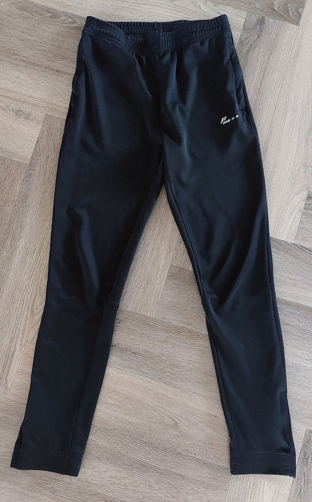 Panther zwarte trainingsbroek mt.164, Kinderen en Baby's, Kinderkleding | Maat 164, Jongen of Meisje, Sport- of Zwemkleding, Ophalen of Verzenden