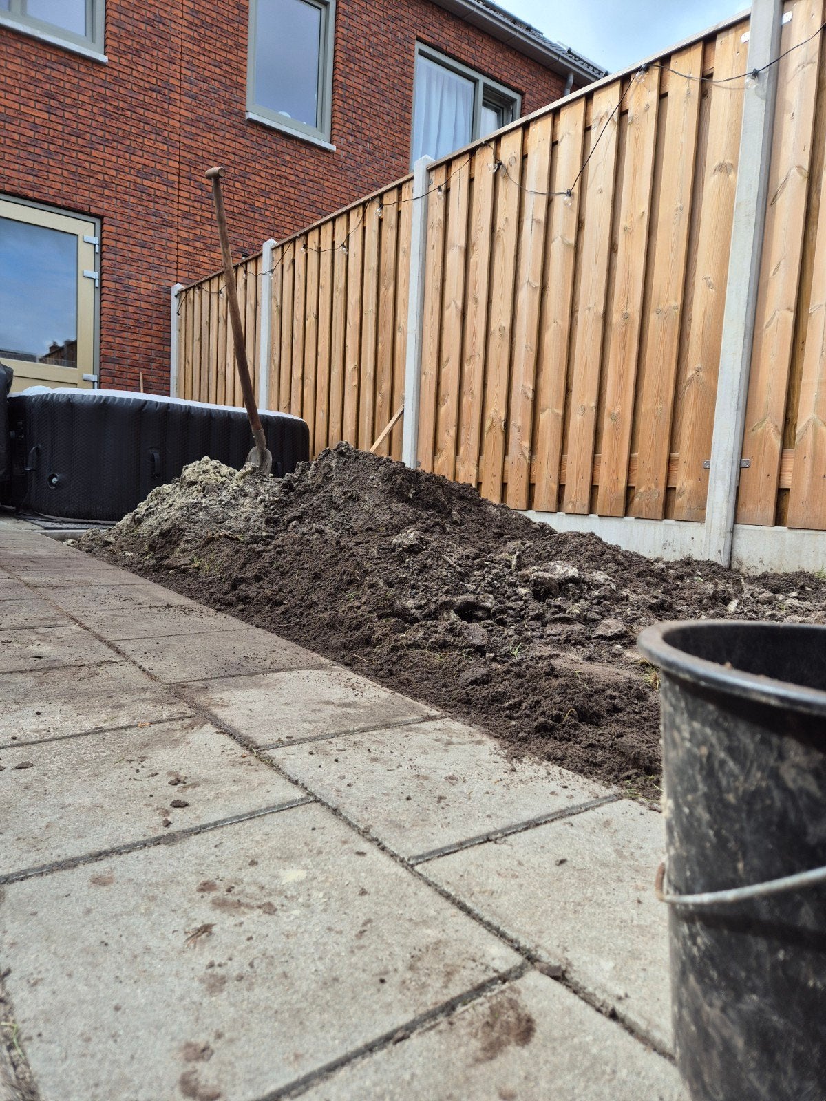 Gratis af te halen: Geel zand en donkere grond mix, Tuin en Terras, Ophalen, Gebruikt, Ophoogzand