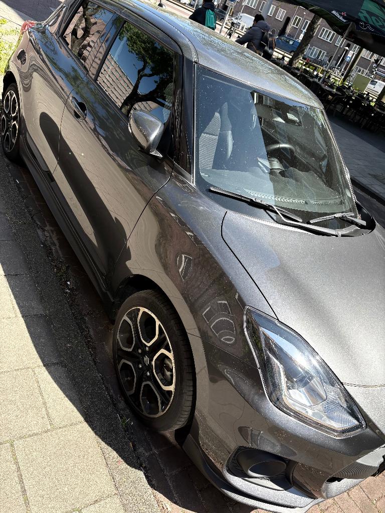 Suzuki Swift 1.4 Boosterjet 129pk Smart Hybrid 2022 Grijs, Auto's, Voorwielaandrijving, Stof, 40 €/maand, Zwart