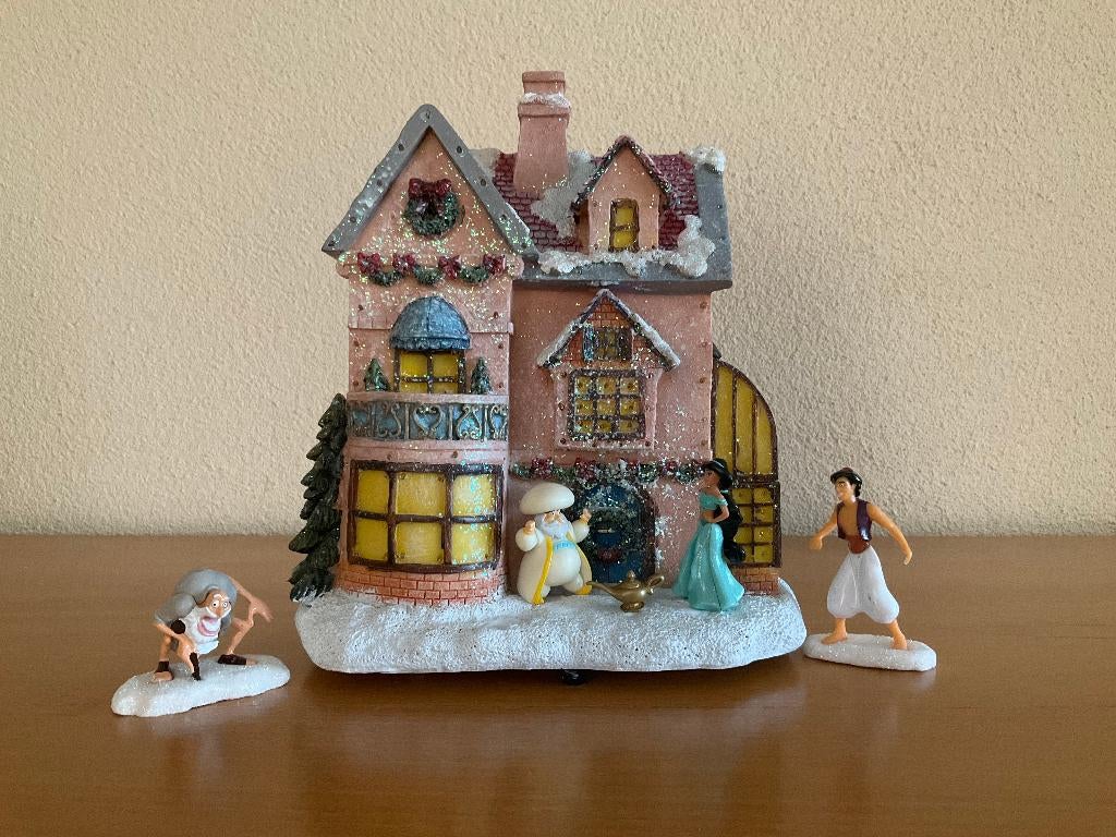 kerstdorp huis met Disney figuren uit de film : Aladdin, Verzamelen, Disney, Ophalen of Verzenden, Overige figuren, Zo goed als nieuw