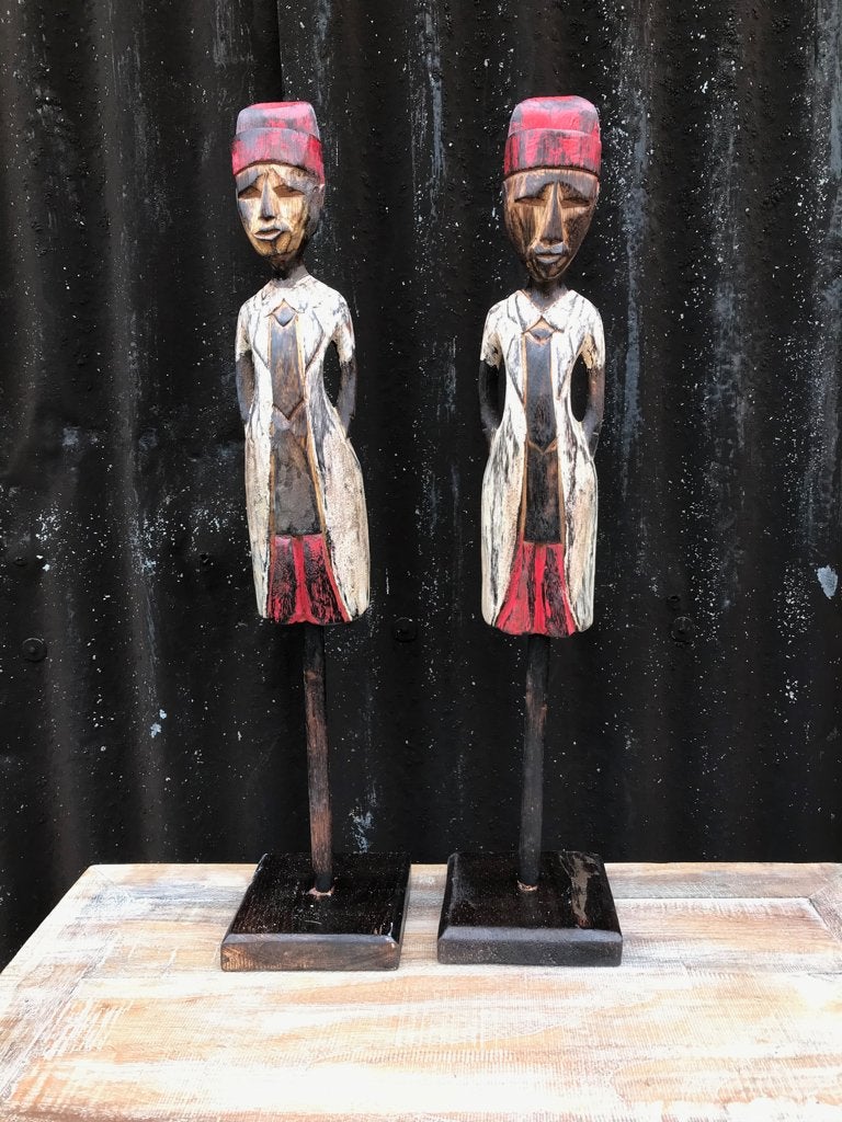 Oosterse houtsnijwerk pop rood op statief uit bali 55 cm, Overige onderwerpen, Beeld, Hout, Azië