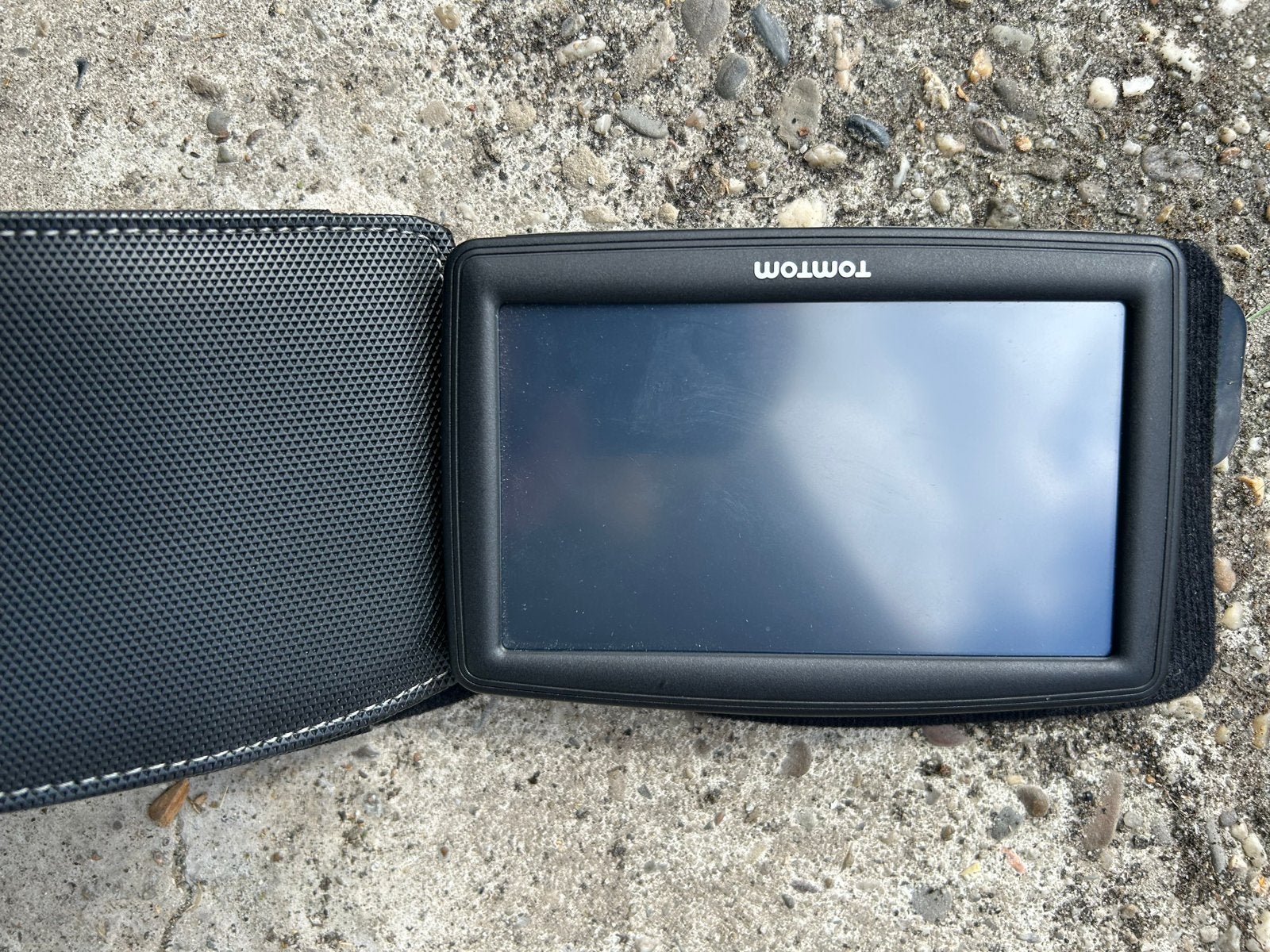 TomTom navigatiesysteem met hoes en autolader, Auto diversen, Ophalen of Verzenden, Gebruikt